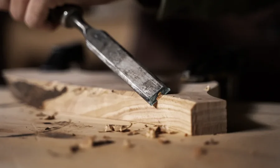 lavorazione del legno a san marino con zoom su scalpello